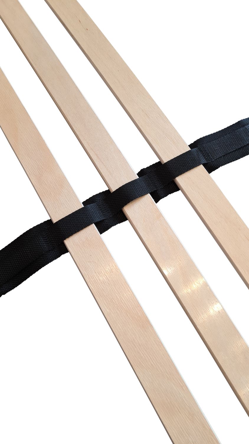 Coemo Drei Federleisten sind in ein Mittelband für Lattenroste eingefädelt